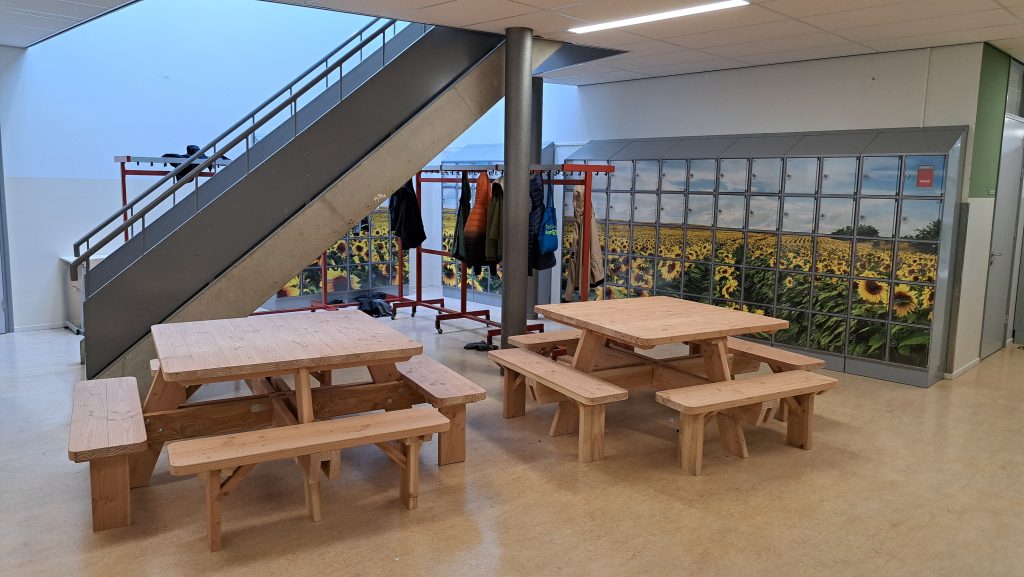 Picknicktafel - Twee Vierkante Picknicktafels in een school