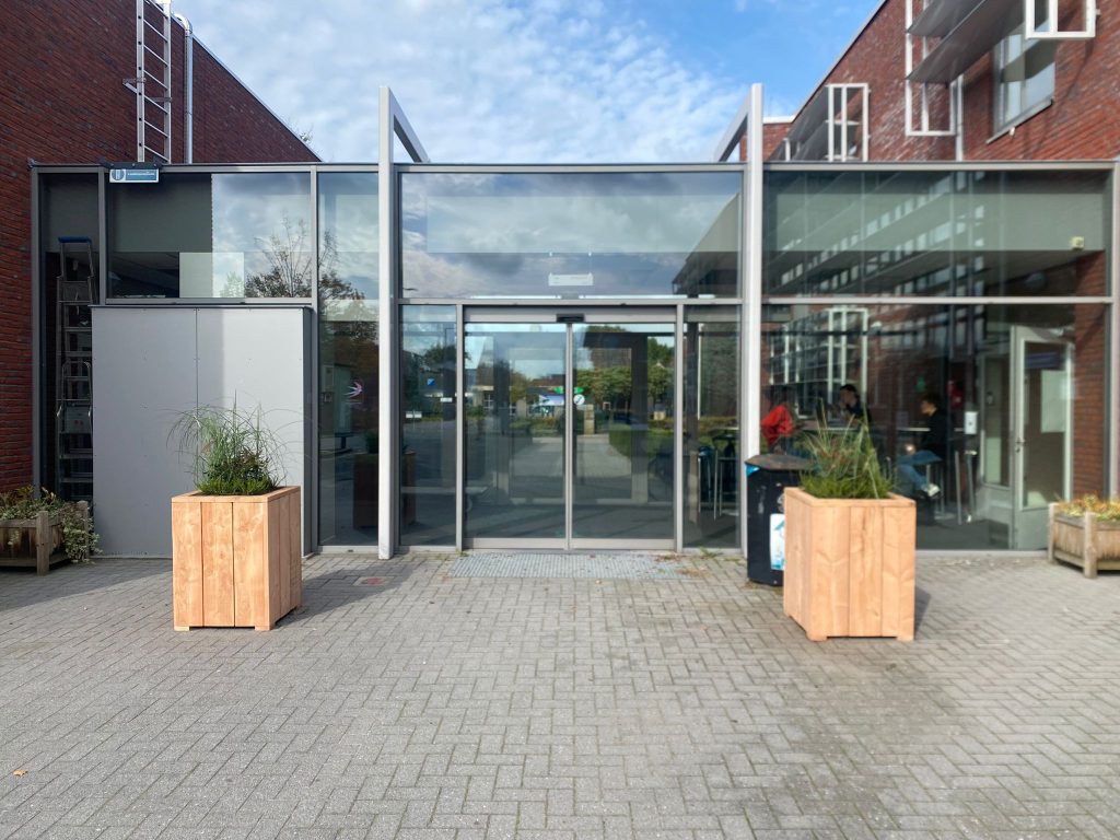 Tuin accessoires -Bloemenbakken voor school