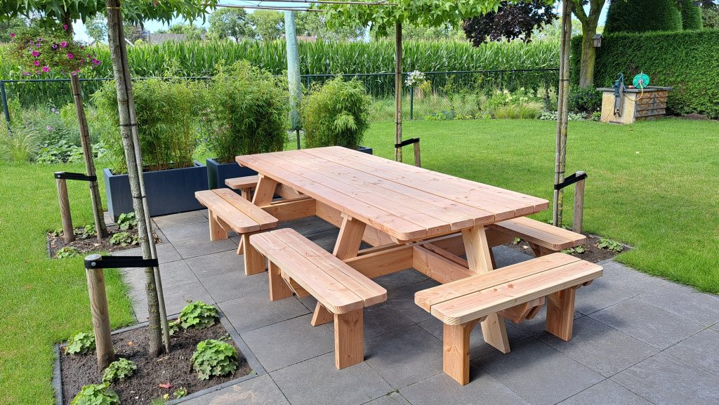Picknicktafel - Verlengde Picknickbank in tuin bij klant